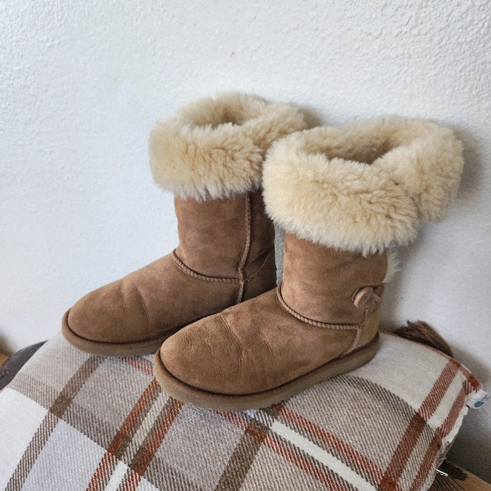 UGG Bailey 3-Button Boots Tan Shearling Suede Youth Size 5/Eur 35/Wmn's 6.5-7